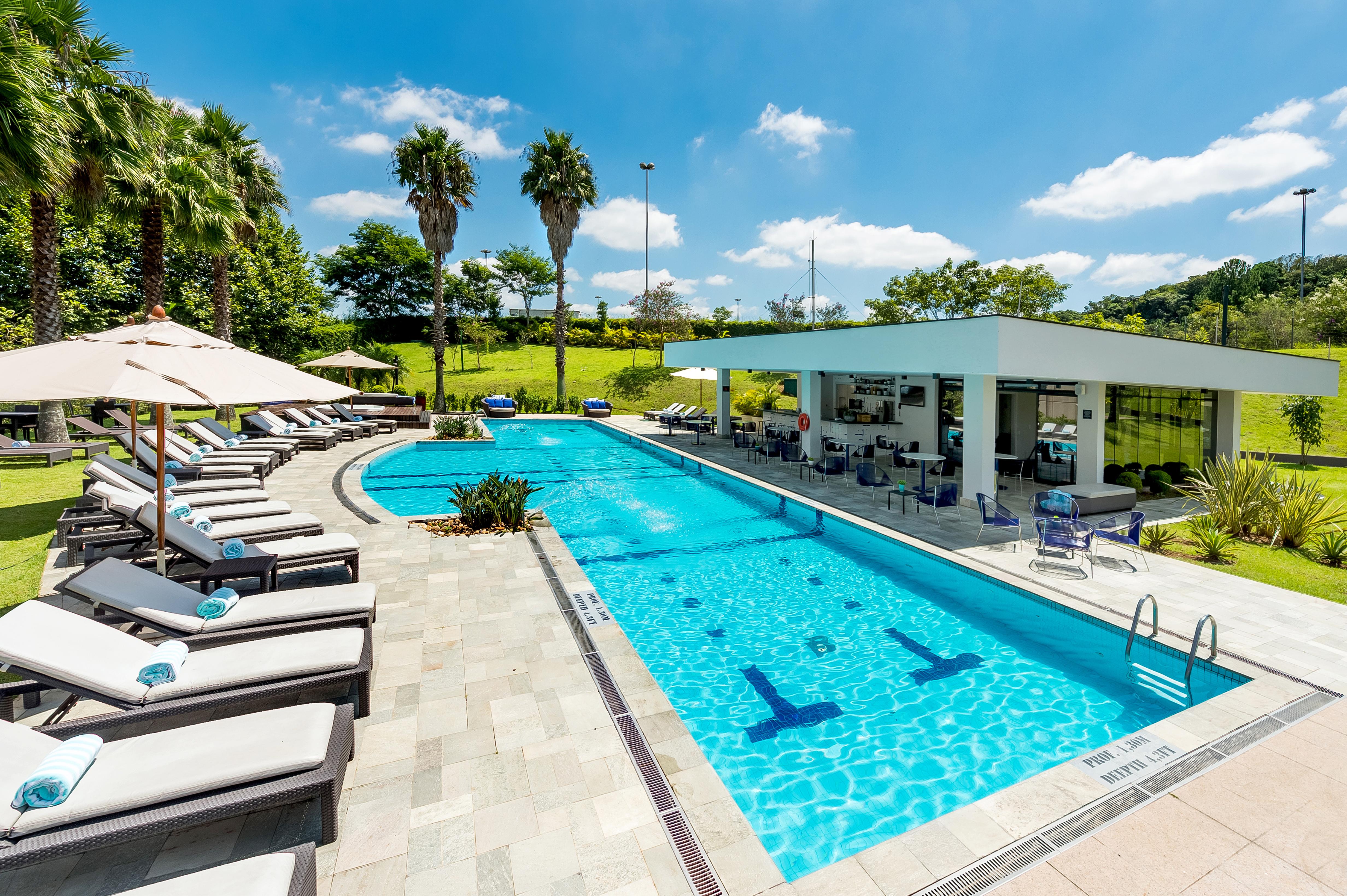 Pullman Sao Paulo Guarulhos Airport Hotel Kültér fotó The swimming pool at the hotel