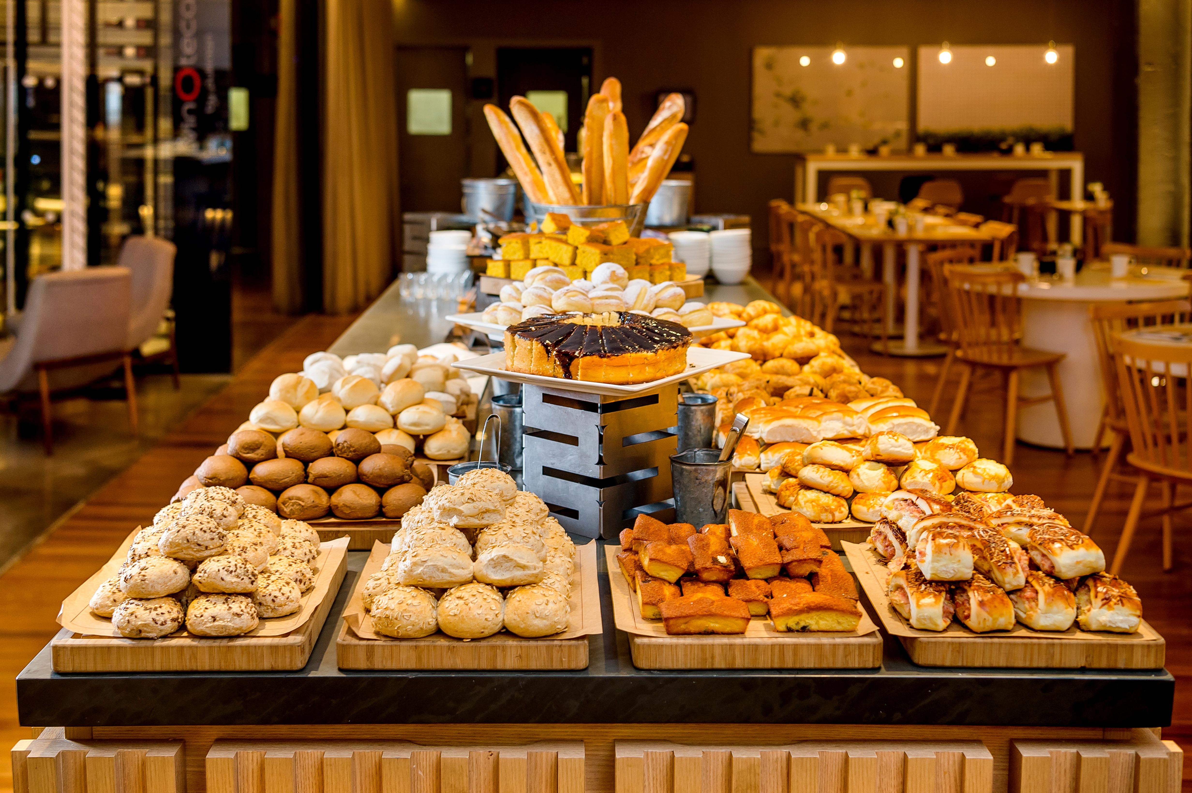 Pullman Sao Paulo Guarulhos Airport Hotel Kültér fotó A bread buffet at a hotel
